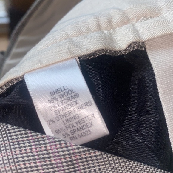 Banana Republic Martin Fit dress pants. Size 2 Wide leg with cuffs. - Picture 5 of 6